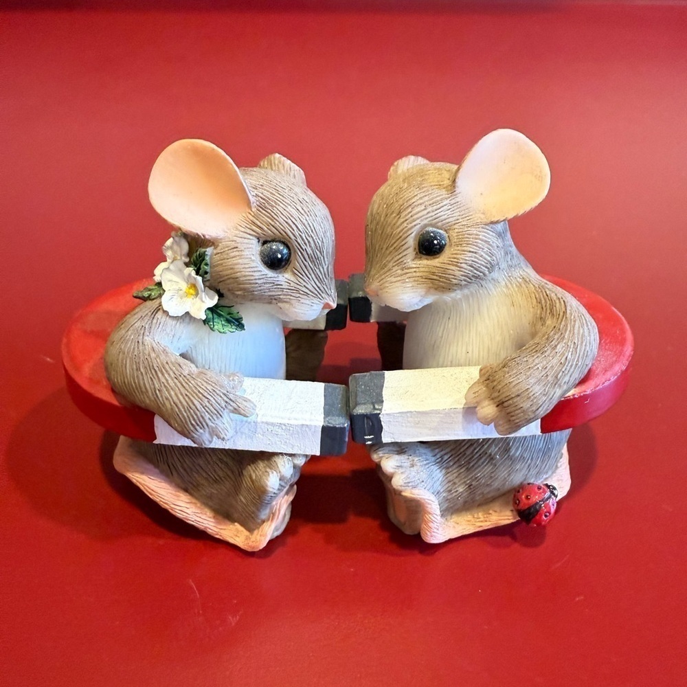 Magnet Figurine "Opposites Attract" Charming Tails (Mouse) [Retired]